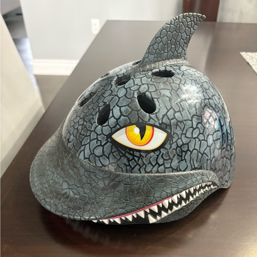 Raskuls brand kids sharky helmet brand new sz small